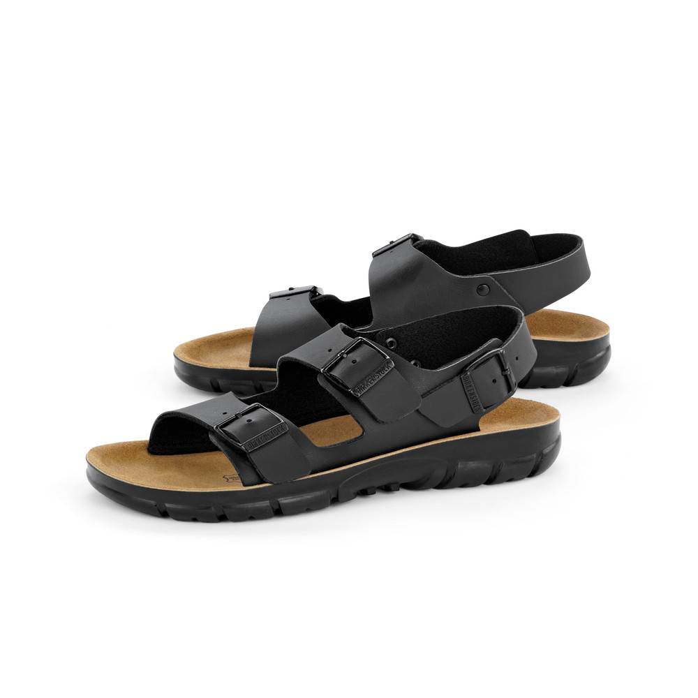 Schwarze Sandalen mit verstellbaren Riemen und einer gedämpften Sohle, vor einem schlichten weißen Hintergrund.