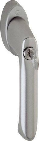 Nahaufnahme eines silbernen Türgriffs, teilweise sichtbar, an einer Tür angebracht.