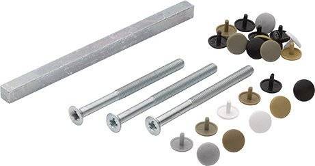 Verschiedene Schrauben und Kappen neben einem Metallstreifen.