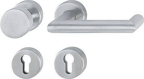 Isometrisches Diagramm einer Metallbalkenverbindung mit eingefügtem Splintbolzen. Die Baugruppe ist an Kreislöchern ausgerichtet, um eine sichere Befestigung zu gewährleisten.
