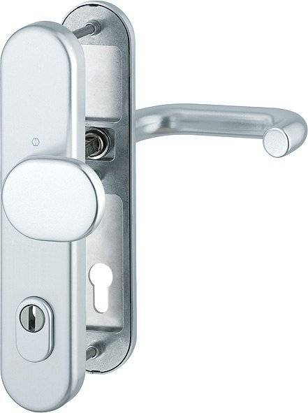 Silberner Türgriff mit integriertem Schloss und Schlüsselloch, entworfen für sichere Raumzugang.