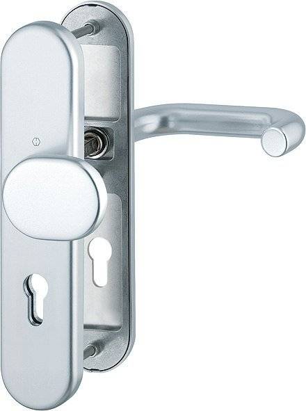 Silberne Türklinke mit einem Schlüsselloch, montiert auf einer metallischen Platte.