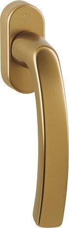 Nahaufnahme eines goldfarben gekrümmten Türgriffs vor einem einfachen Hintergrund.