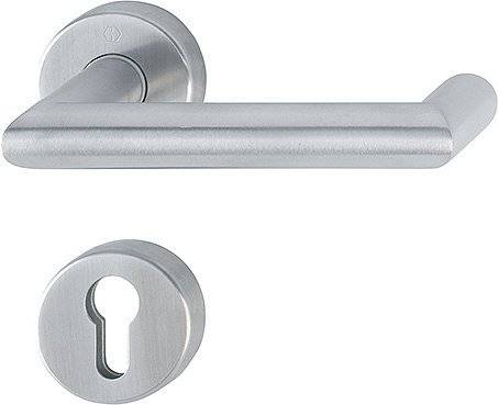 Ein silberner Türgriff und Schlossset auf weißem Hintergrund, das ein modernes Design mit eleganten Linien darstellt.