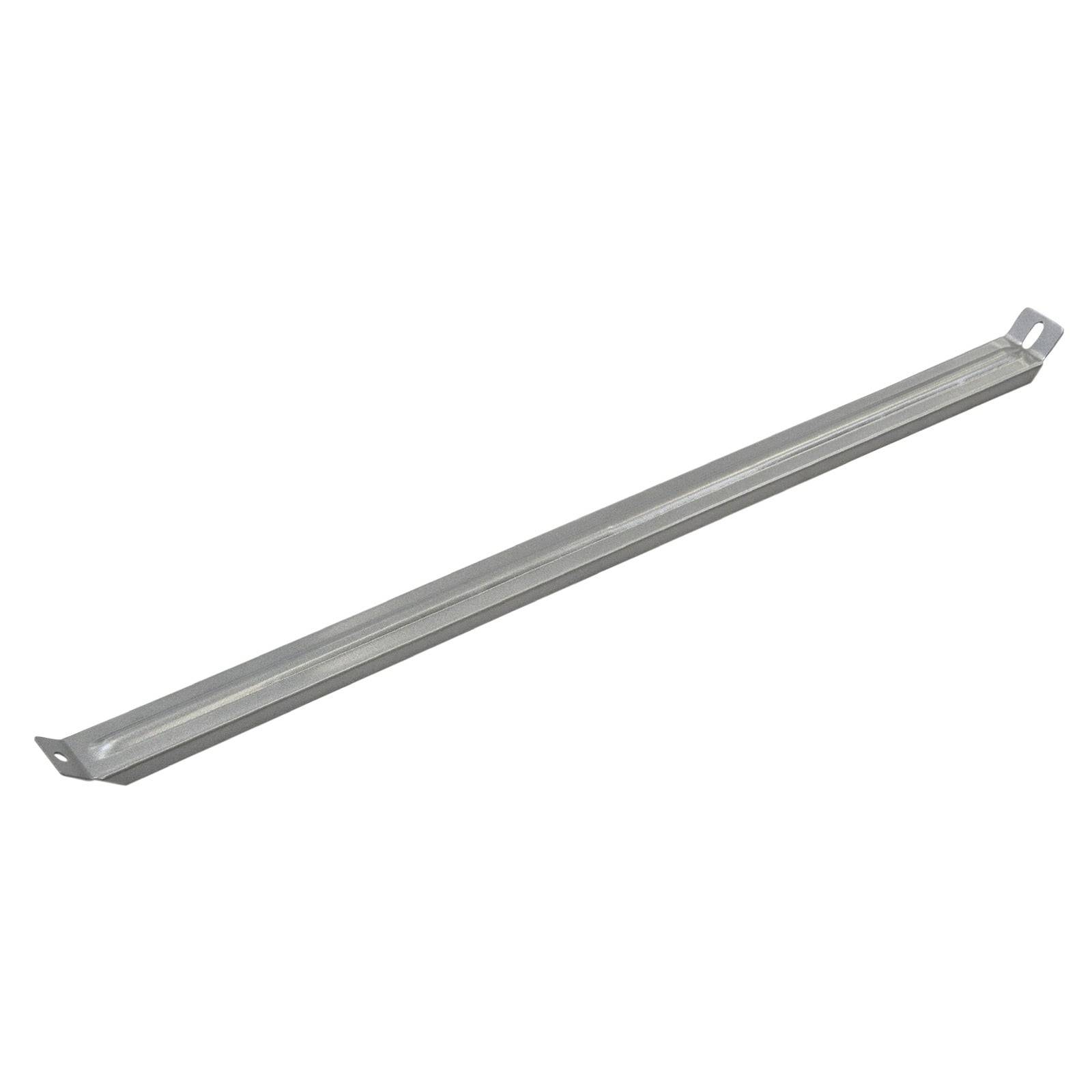 Eine rechteckige Metallhalterung mit leicht abgewinkelten Enden, die auf jeder Seite kleine Löcher zum Befestigen aufweist.