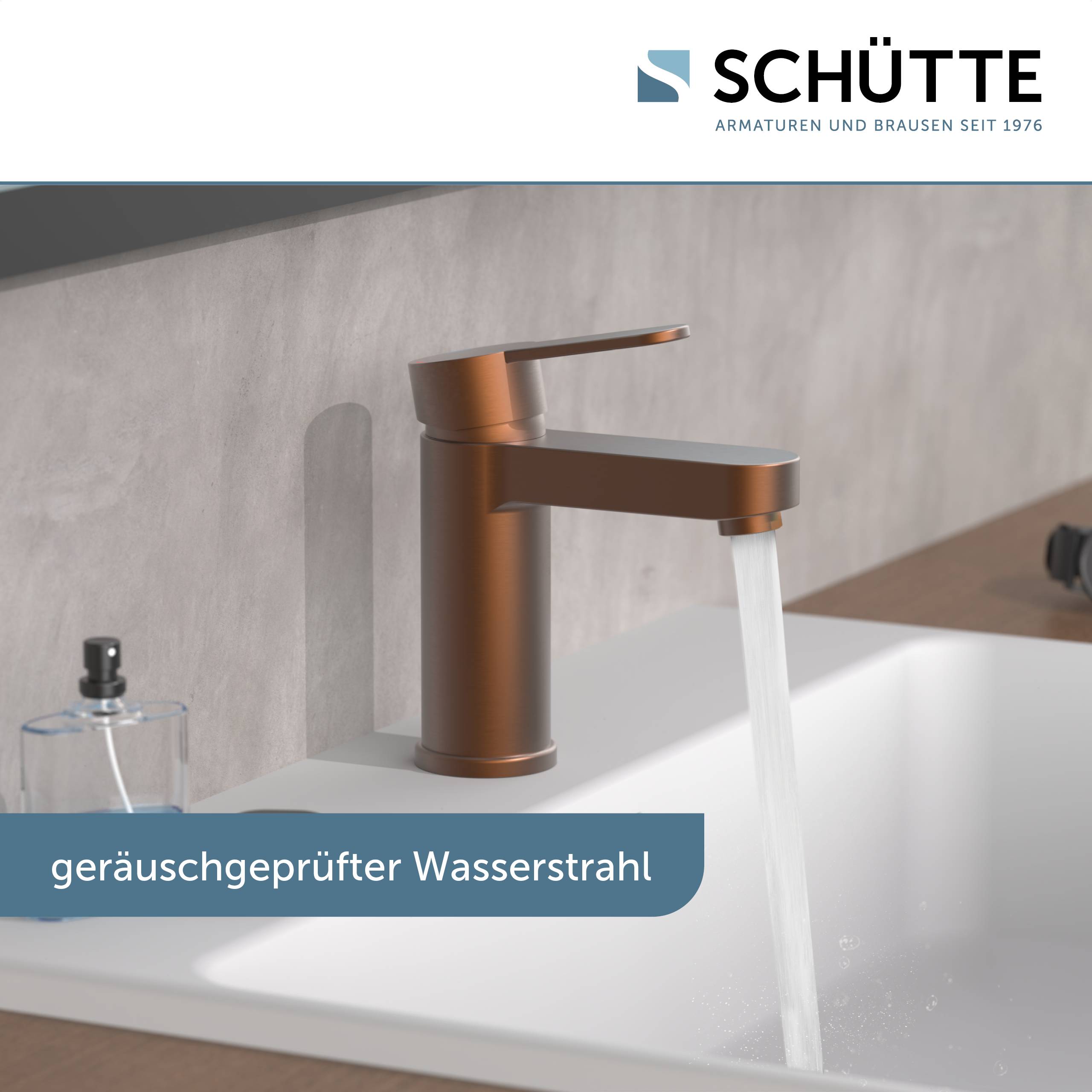 Ein Wasserhahn, der Wasser in ein weißes Waschbecken gießt, mit dem Text „geräuschgeprüfter Wasserstrahl