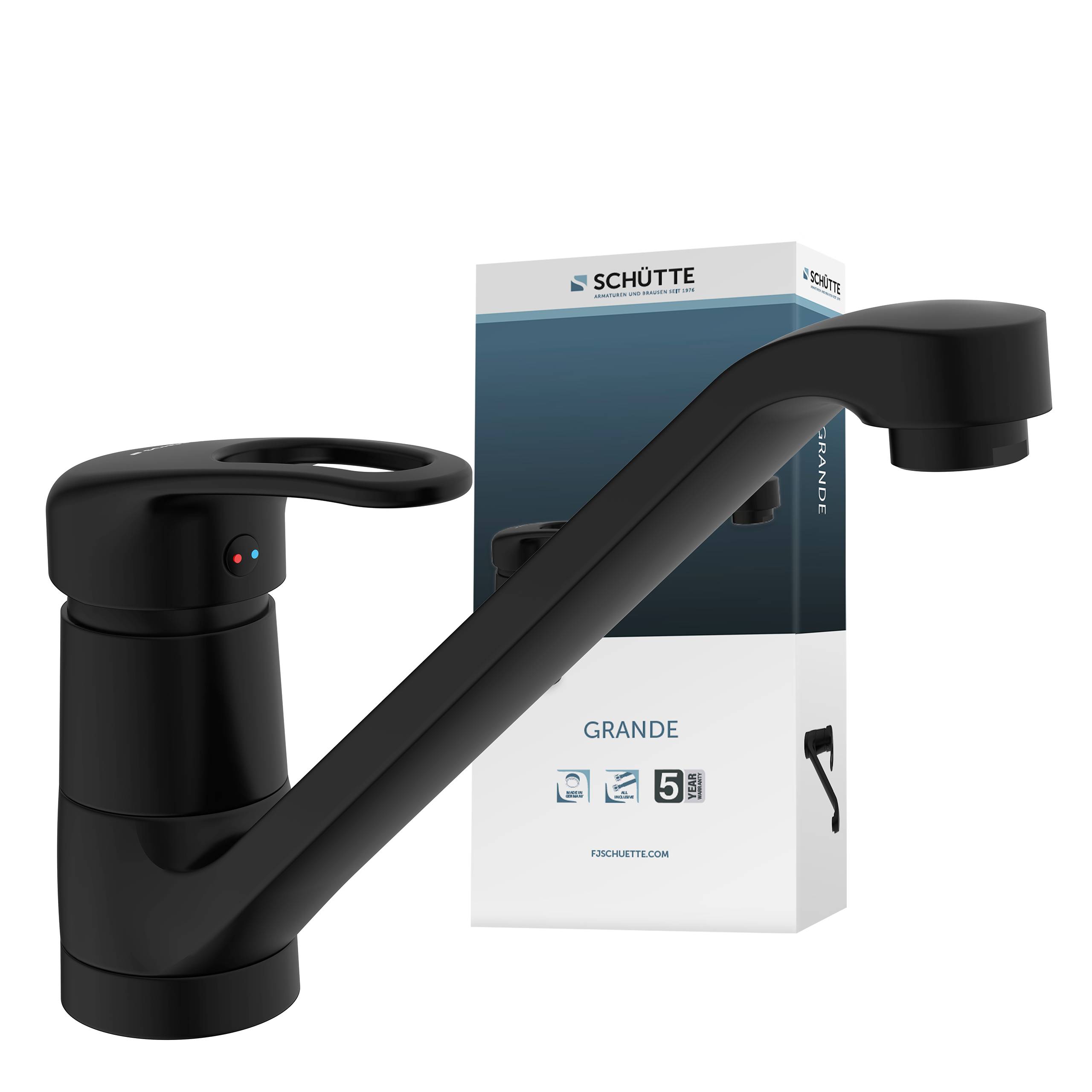 Ein schlanker schwarzer Küchenhahn mit einem seitlichen Hebel ist neben seiner Verpackungsbox mit der Aufschrift „Schütte Grande