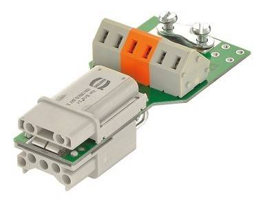 Elektrische Komponente mit einer grünen Leiterplatte, orangefarbenem Anschluss und Schrauben, wahrscheinlich für industrielle oder elektronische Anwendungen verwendet.