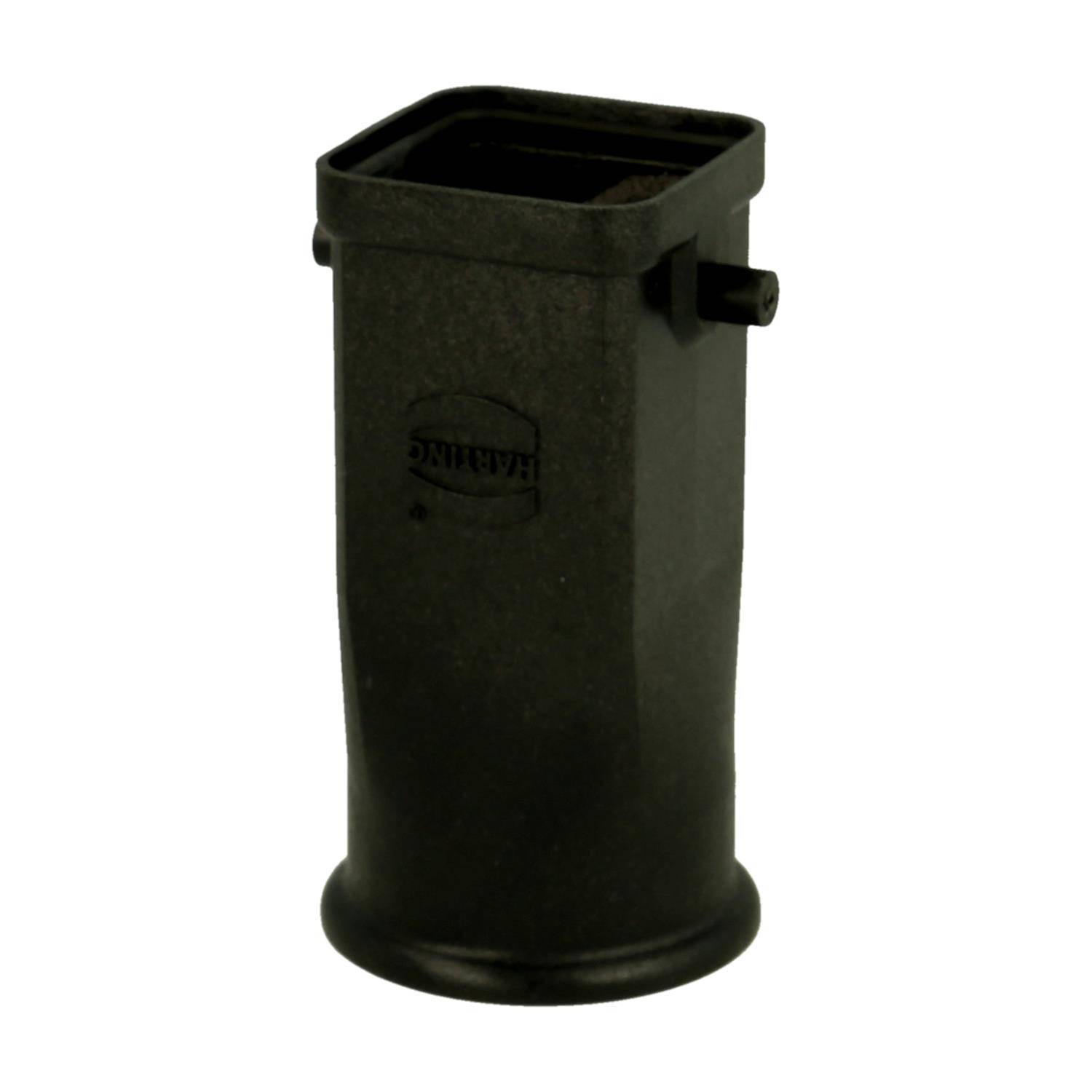 Ein hoher, quadratischer schwarzer Plastikbehälter mit einer sich verjüngenden Basis und zwei kleinen seitlichen Vorsprüngen, möglicherweise für den Außen- oder industriellen Einsatz gedacht.