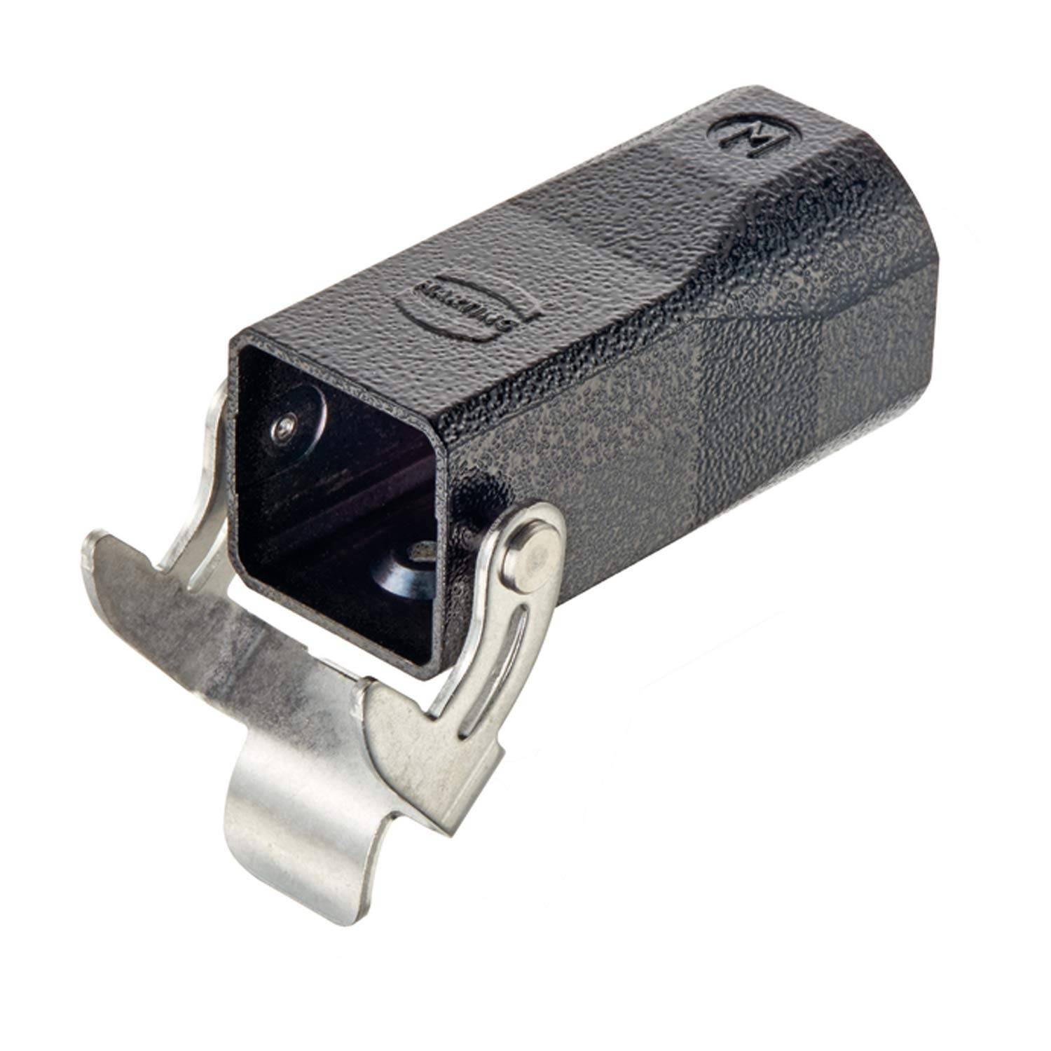 Ein schwarzer isolierter Stromstecker mit zwei Stiften und einem Metallverriegelungsmechanismus, der häufig für sichere elektronische Verbindungen verwendet wird.