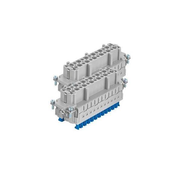 Ein mehrschichtiger grauer Verbindungsblock mit Befestigungsschrauben, der blaue Anschlüsse an der Basis aufweist und für elektrische Montage verwendet wird.