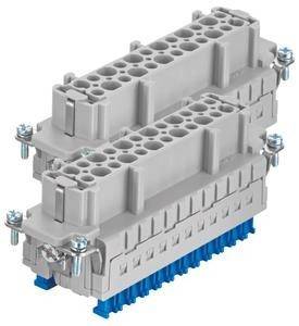 Ein Stapel grauer und blauer industrieller Verbinder mit Metallschrauben, die für elektrische Verkabelung oder Komponenten verwendet werden, auf einem weißen Hintergrund.