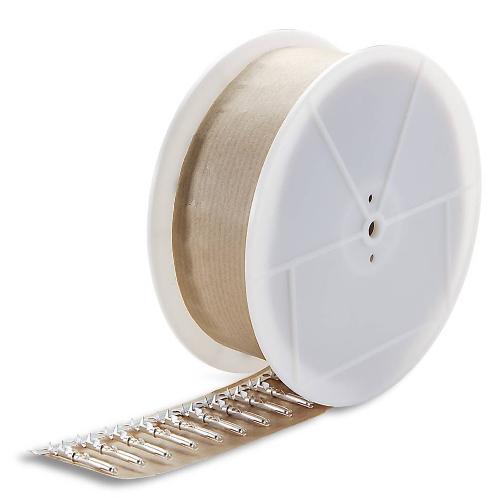 Eine große Rolle mit silbernen elektronischen Anschlussklemmen rollt sich ab und zeigt einen Streifen mit gleichmäßig angeordneten Anschlüssen, der für die Herstellung verwendet wird.