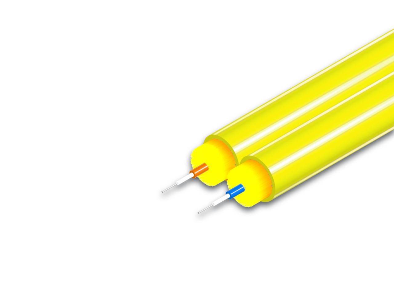 Zwei gelbe isolierte Glasfaserkabel mit freiliegenden weißen Steckverbindern und farbigen Innenleitern, diagonal auf weißem Hintergrund dargestellt.