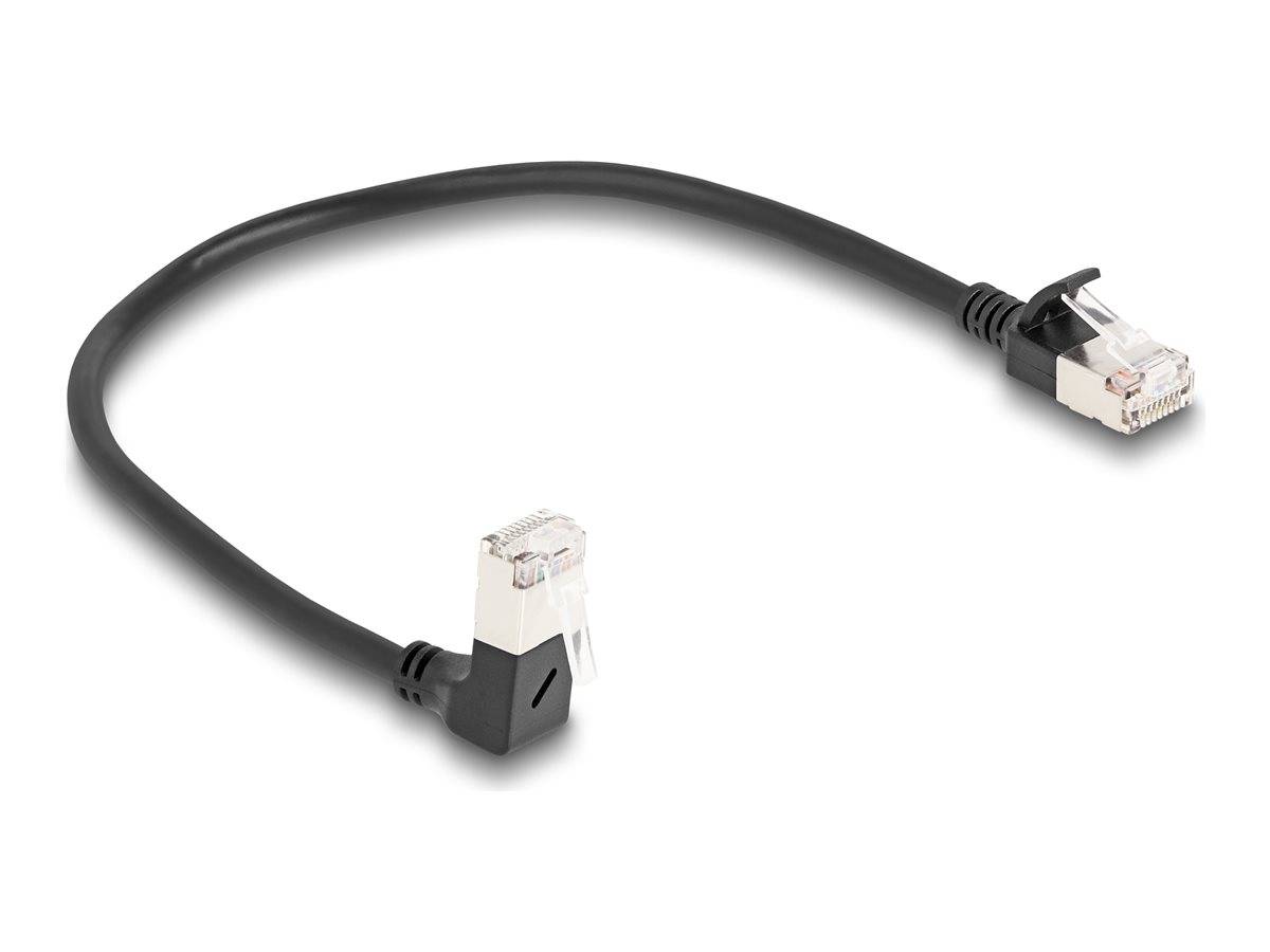 Schwarzes Ethernet-Netzwerkkabel mit zwei RJ45-Steckern, auf weißem Hintergrund dargestellt.