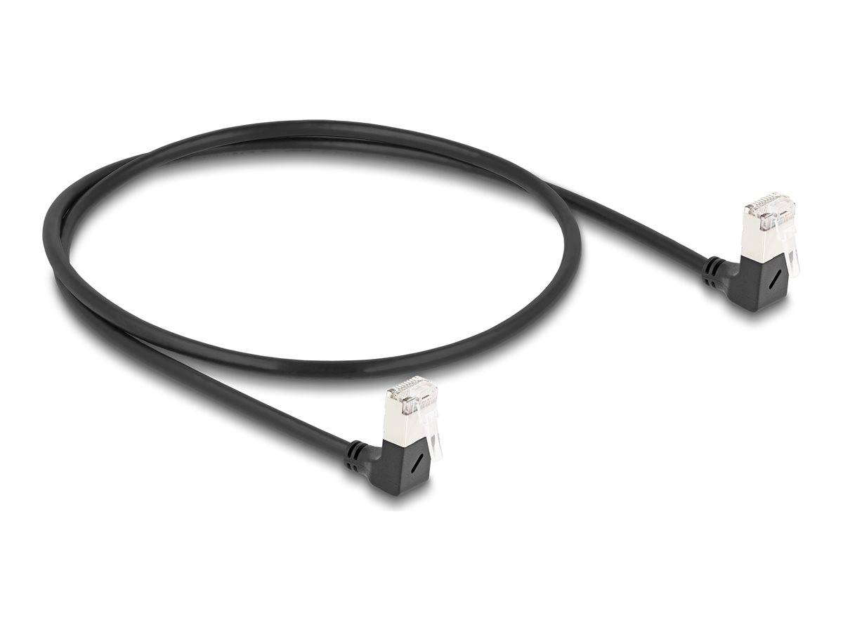 Schwarzes Ethernet-Kabel mit RJ45-Anschlüssen an beiden Enden, aufgerollt auf weißem Hintergrund dargestellt.