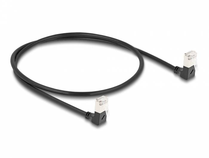 Schwarzes Ethernet-Netzwerkkabel mit zwei rechtwinkligen RJ45-Steckern auf weißem Hintergrund.