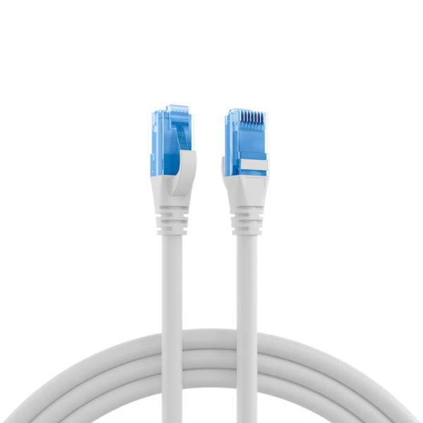 Zwei Ethernet-Kabelenden mit blauen RJ45-Steckern auf einem aufgerollten grauen Kabel vor weißem Hintergrund.