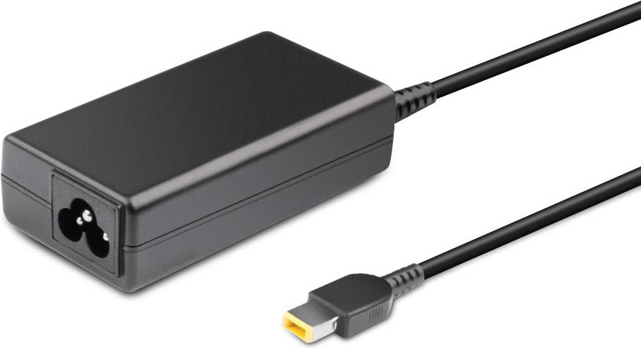 Ein schwarzer Netzteil mit einem gelb gespitztem Ladekabel, wahrscheinlich für einen Laptop, vor weißem Hintergrund gezeigt.