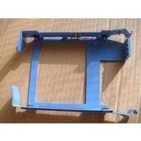 Eine blaue Metallmontageklammer mit Clips, die zum Sichern einer Festplatte verwendet wird, vor einem Kartonhintergrund gezeigt.