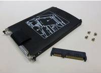 Eine Laptop-Festplatte mit abgelöstem Stecker liegt auf einer weißen Oberfläche und zeigt auf ihrer Oberseite ein Diagramm der Komponenten.