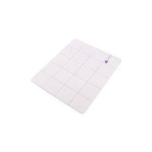 Weiße Schaumstoffmatratze mit einer gewellten Textur und Gittermuster, das ihre ebene Oberfläche und einfaches Design zeigt.