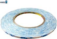Eine Rolle doppelseitiges Klebeband mit blauem Text auf der Außenseite sichtbar, verwendet zum Verbinden von Oberflächen.