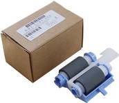 Eine Druckerwalzeneinheit neben einem Kartonkasten mit Barcode und Etikett.