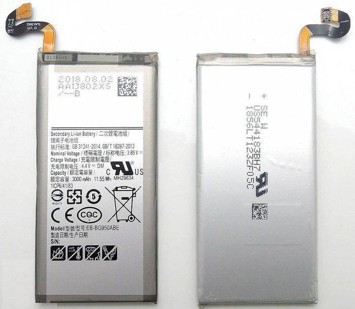 Zwei rechteckige Lithium-Ionen-Batterien mit Spezifikationsbezeichnungen und Sicherheitssymbolen. Jede hat eine flexible Anschlusslasche oben.