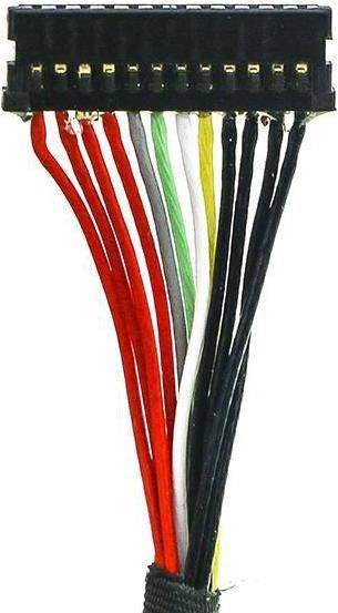 „Neun farbige Elektrokabel, die zusammengefasst sind, einschließlich rot, schwarz, blau, gelb, grün und weiß, auf weißem Hintergrund.