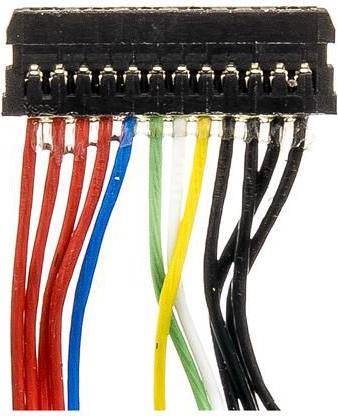 Eine Nahaufnahme eines mehrfarbigen Steckverbinders mit roten, blauen, grünen, gelben, weißen und schwarzen Drähten, die an eine schwarze Anschlussleiste angeschlossen sind.
