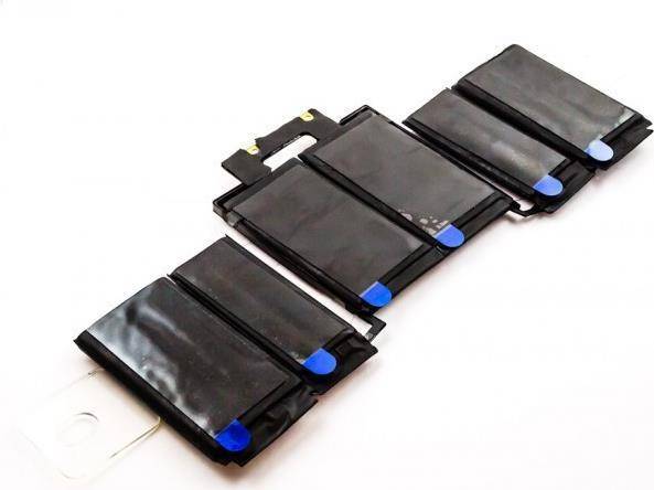 Eine Nahaufnahme von mehreren schwarzen Smartphone-Batteriezellen, die in einer Reihe auf einer weißen Oberfläche angeordnet sind, jede mit einem blauen Reiter.