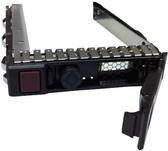 Offene Festplattenschacht mit sichtbaren Anschlussanschlüssen und rotem Riegel.