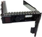 Schwarze Metallformtür-Führungshalterung in L-Form mit einer Reihe von kleinen Löchern oben und einem Sperrmechanismus an der Seite.