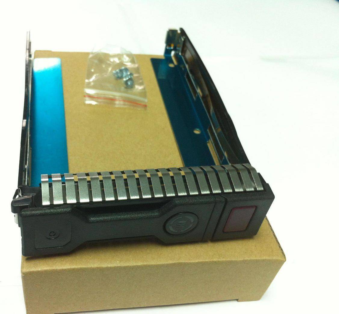 Ein Festplattenlaufwerk-Tablett auf einer Pappschachtel mit Schrauben oben, das zur Montage einer Festplatte in einem Server- oder Computergehäuse verwendet wird.