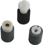 Drei zylindrische Druckerwalzen mit unterschiedlichen Oberflächenstrukturen und Größen sind vor weißem Hintergrund angeordnet und werden in Papierzuführmechanismen verwendet.