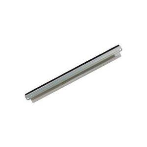 Ein Metalllineal mit Messskalen.