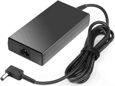 Ein schwarzer Laptop-Netzteil mit einem lang aufgewickelten Kabel, das ein Standard-Steckerendes zum Anschließen an den Stromeingang eines Laptops zeigt.