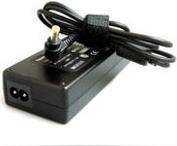 Ein schwarzer Stromadapter mit Kabel und Stecker, geeignet zum Laden von elektronischen Geräten.