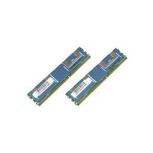 Zwei Computer-RAM-Sticks nebeneinander, mit einem grünen und blauen Design und sichtbaren Anschlüssen am unteren Ende.