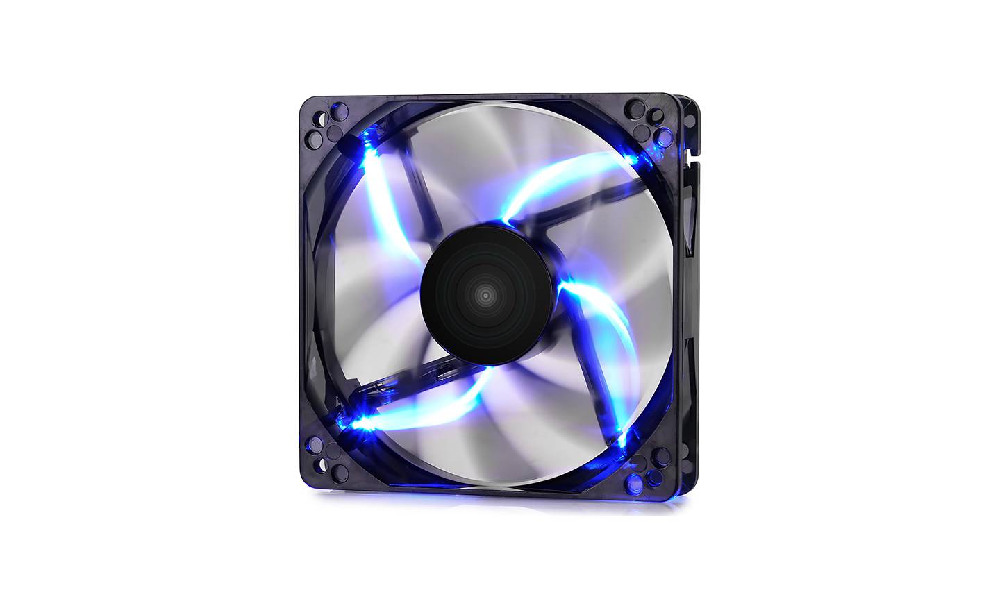 Schwarzer Computerlüfter mit silbernen Blättern und blauen LED-Leuchtstreifen auf weißem Hintergrund.