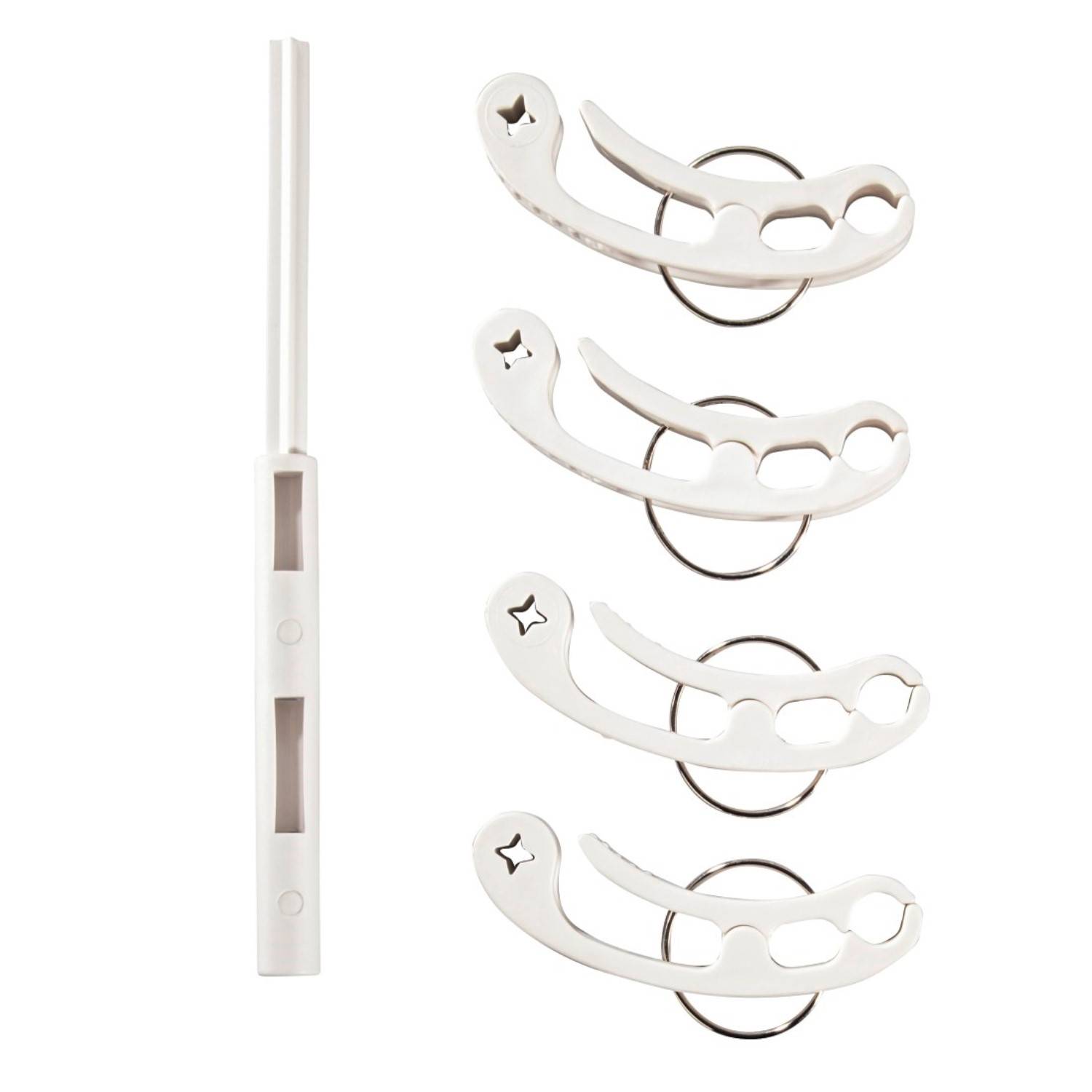 Ein Satz hellrosa Gitarren-Capo-Teile, bestehend aus vier Capos mit verschiedenen Aussparungen und einem langen, dünnen Einstellwerkzeug mit zwei Schlitzen.