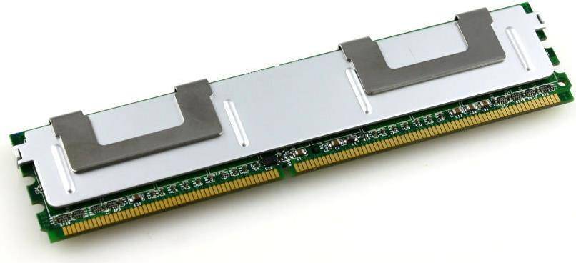Eine Nahaufnahme eines Computer-RAM-Moduls mit goldenen Anschlüssen und grüner Leiterplatte, das zur Datenspeicherung und Leistungssteigerung verwendet wird.