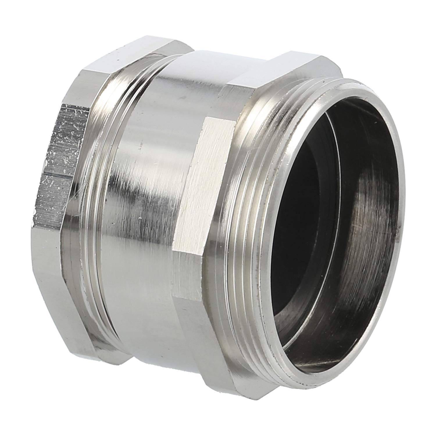 Ein metallischer Verbinder mit einer gewindeten zylindrischen Form und sechseckiger Basis, der typischerweise zum Verbinden von Rohren oder Kabeln in industriellen Umgebungen verwendet wird.