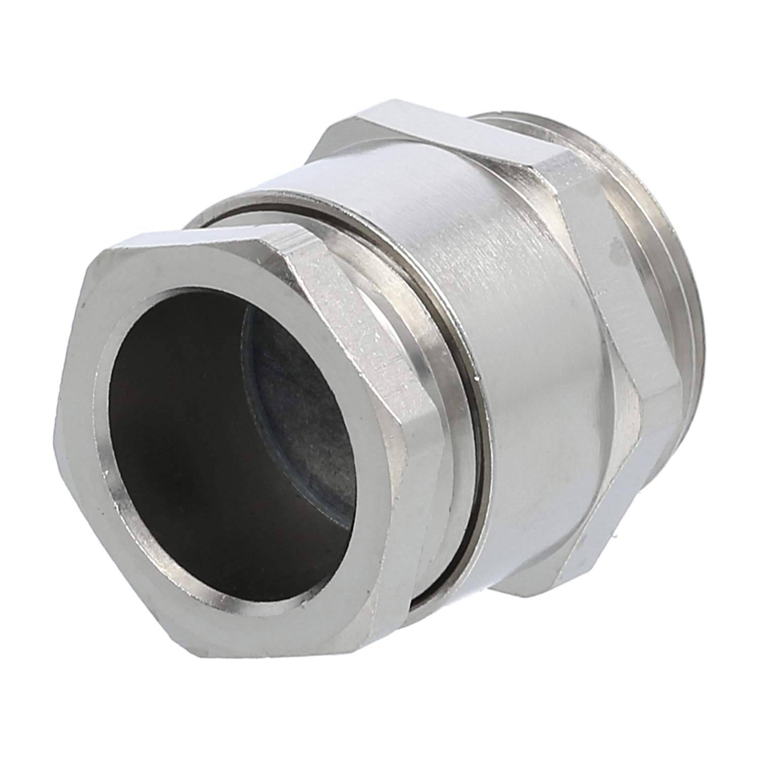 Eine Metall-Kabelverschraubung mit Sechskantmuttern, verwendet zum Sichern von Kabeln und zur Zugentlastung, dargestellt auf einem weißen Hintergrund.