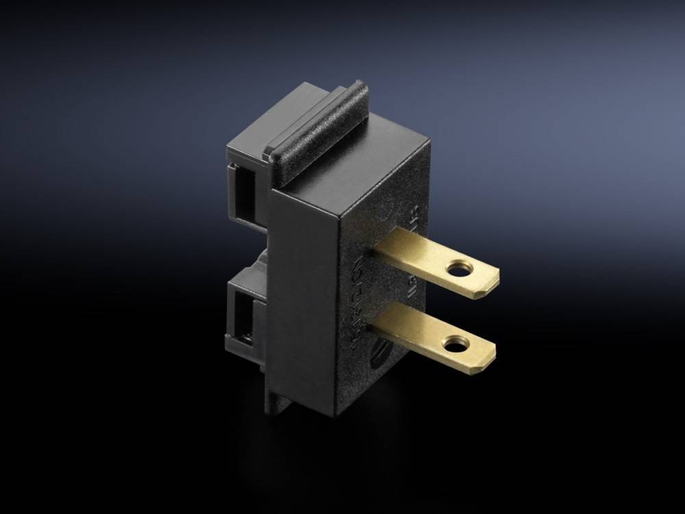 Eine kleine elektronische Komponente mit zwei Goldstiften auf schwarzem Hintergrund, die zum Verbinden von Geräten in elektrischen Schaltkreisen verwendet wird.