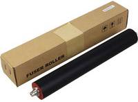 Eine schwarze Fusionswalze neben einem braunen Karton mit der Aufschrift 