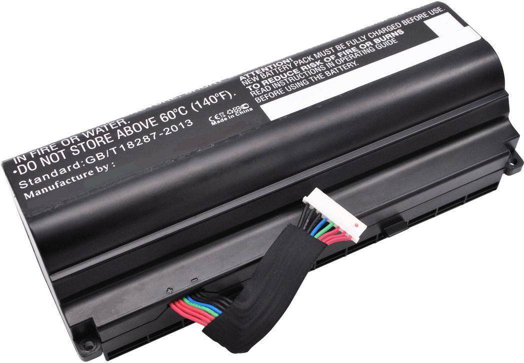 Nahaufnahme eines schwarzen Laptop-Akkus mit Beschriftung zu Temperatur und Sicherheitsanweisungen sowie einem mehrfarbigen Steckverbinder.