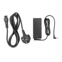 Schwarzer Stromadapter mit zwei AC-Stromkabeln und einem rechteckigen Stecker-Stromversorgungsgerät, auf weißem Hintergrund dargestellt.