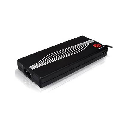 Schwarze rechteckige Powerbank mit weißen Wellenstreifen, USB-Anschluss und integriertem Kabel auf weißem Hintergrund.